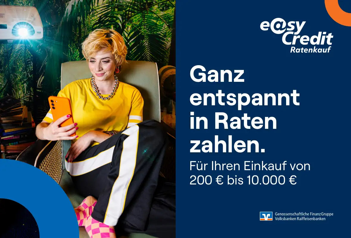 Eine Frau in einem gelben Oberteil und schwarzen Trainingshosen mit weißen Streifen sitzt bequem und hält ein oranges Smartphone.