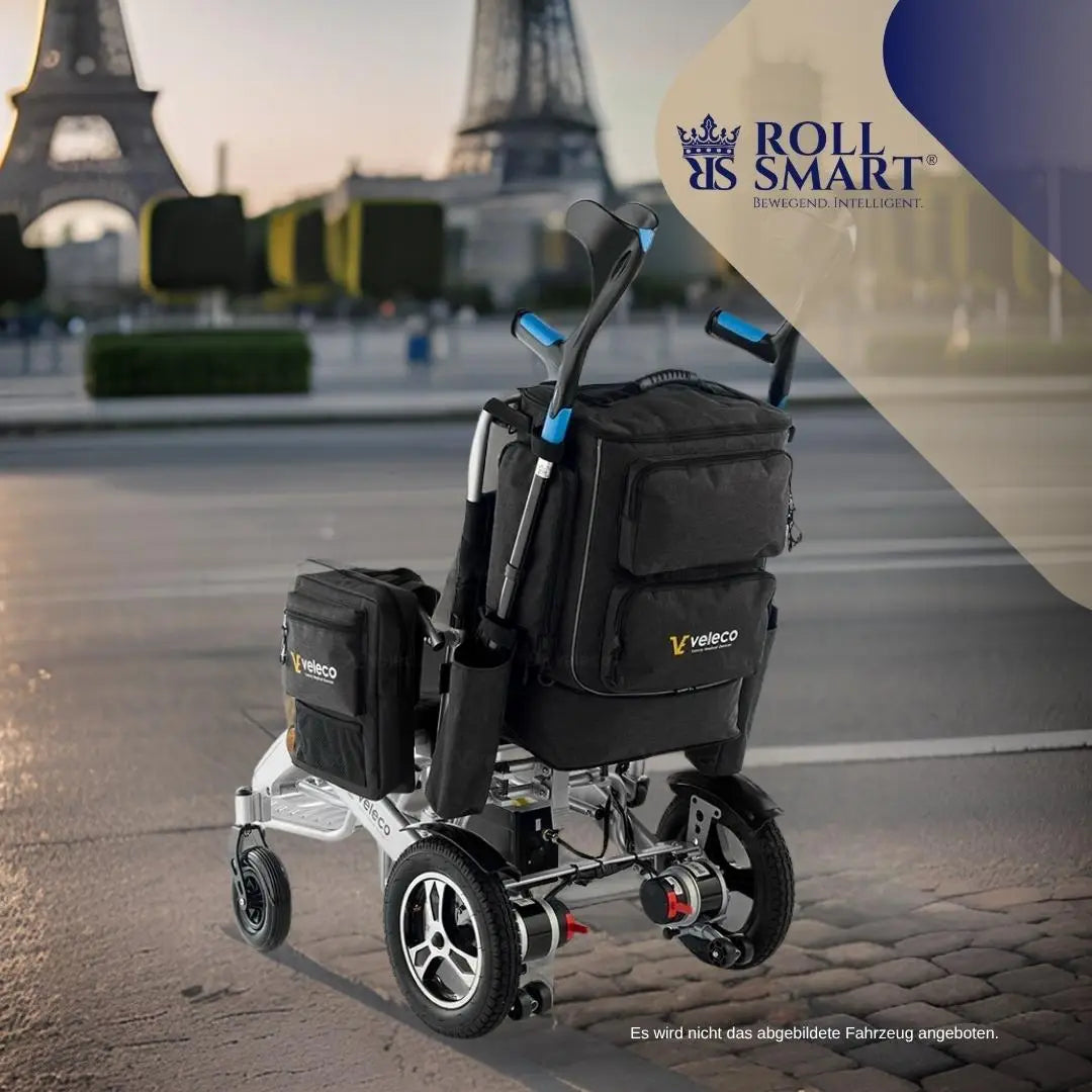 Schwarzer veleco roll smart reise rucksack mit blauen akzenten an einem elektrorollstuhl für große abenteuer