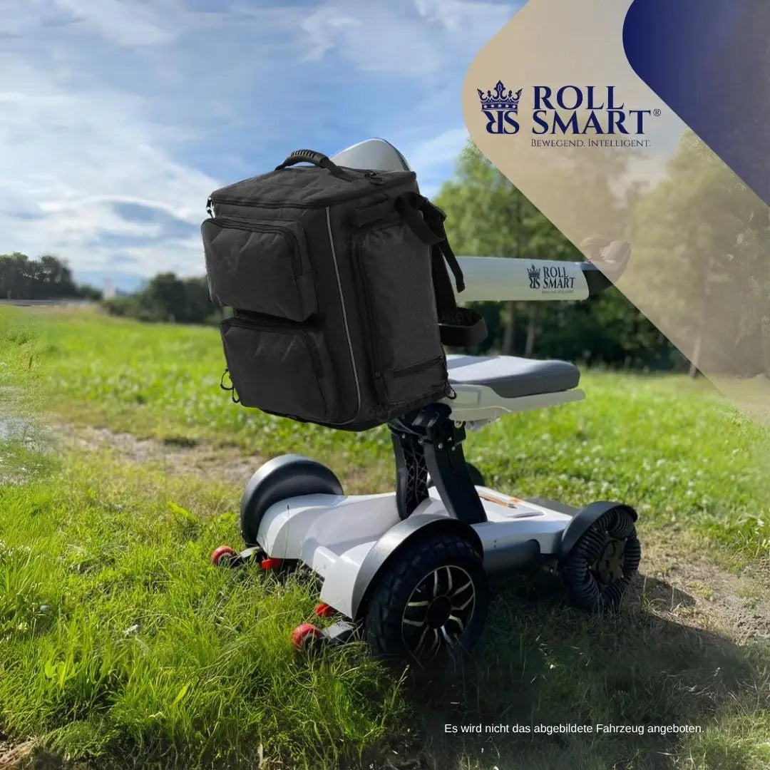 Weißer roll smart elektrorollstuhl mit schwarzen rädern und schwarzer reisetasche für große abenteuer von hinten