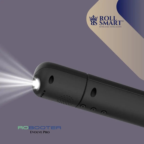 Schwarzes roll smart robooter gerät mit hellem lichtstrahl und perforierten teilen für outdoor elektrorollstuhl im gefalteten zustand