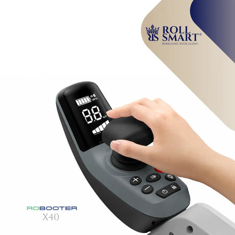 Schwarzer und grauer roll smart® robooter x40 joystick controller mit digitalanzeige für geschwindigkeit und batterielevel am elektro-falt-rollstuhl