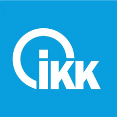 Weißes ’ikk’-Logo mit einem kreisförmigen Design auf einem einheitlichen blauen Hintergrund.
